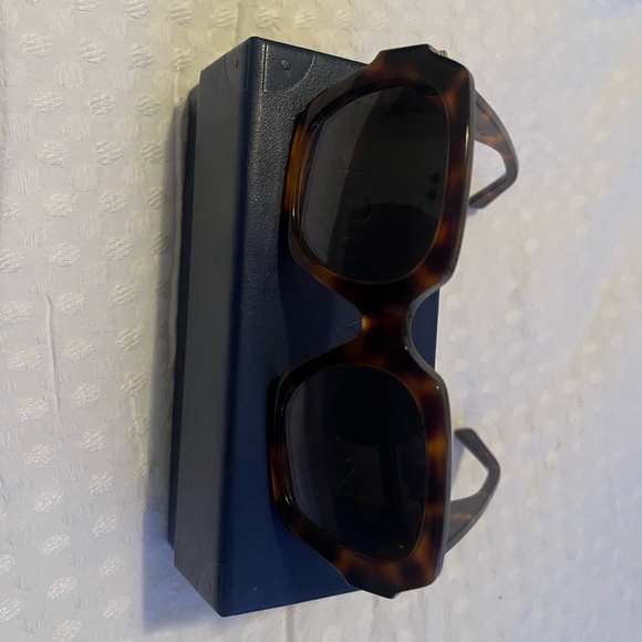 LouisVuitton Shades - Picture 2 of 4
